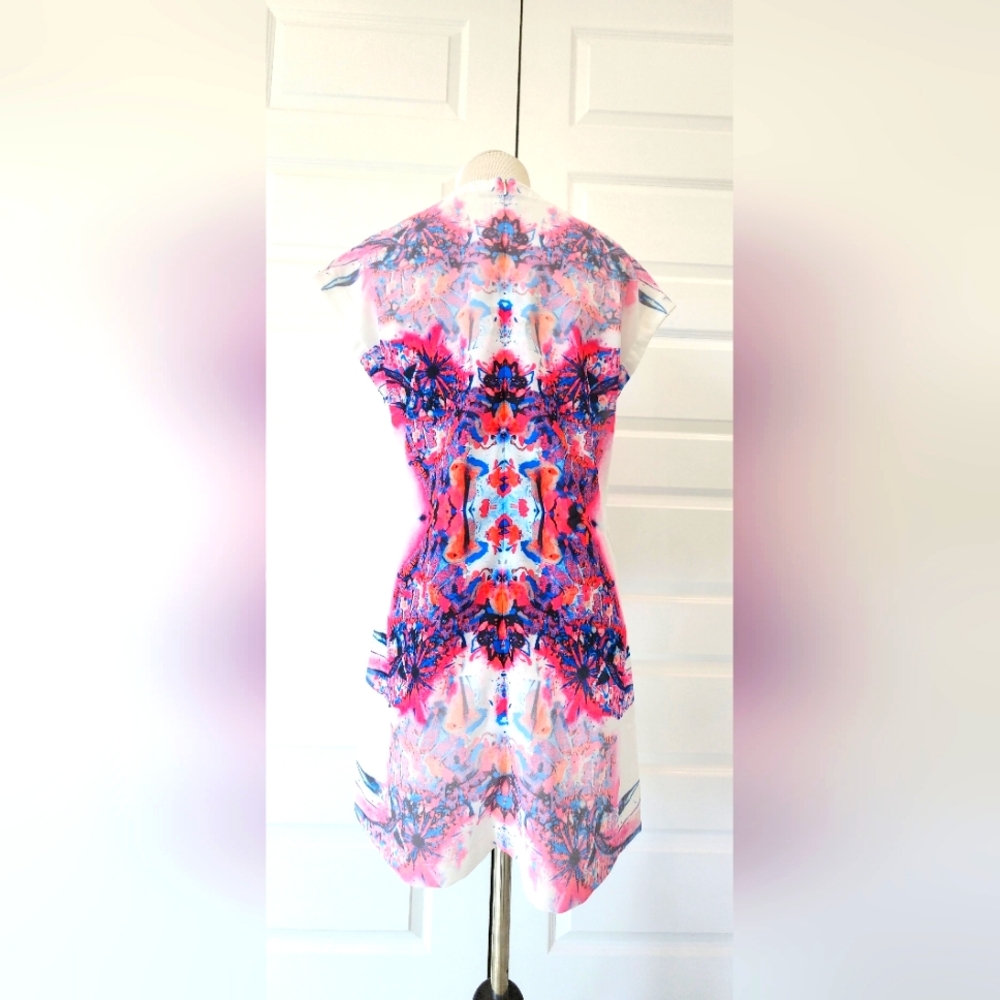 Sleeveless Mini DRESS with unique graphics Size S